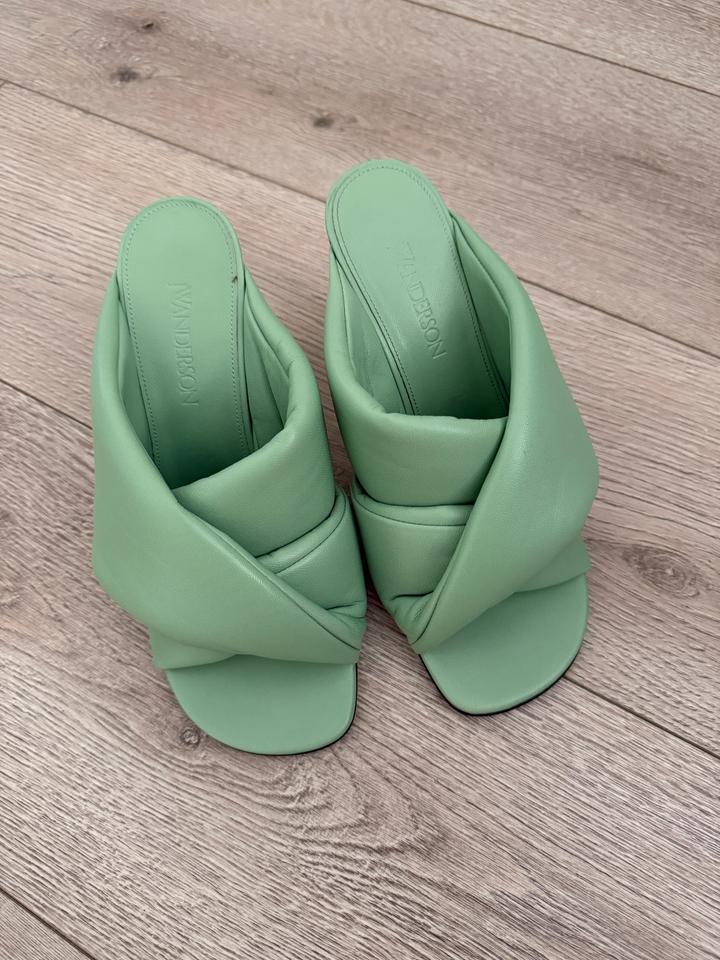 Новые мюли JW Anderson