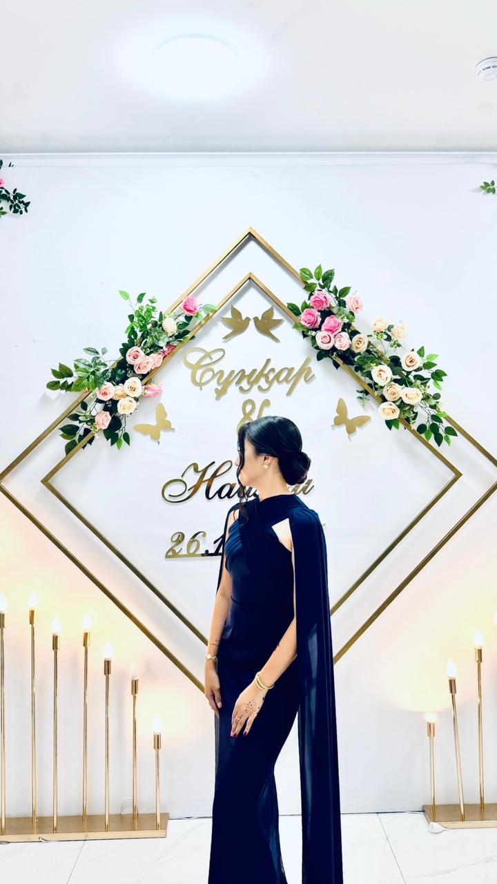 Вечернее атласное платье с кейпом (на выпускной / свадьбу / фотосессию)