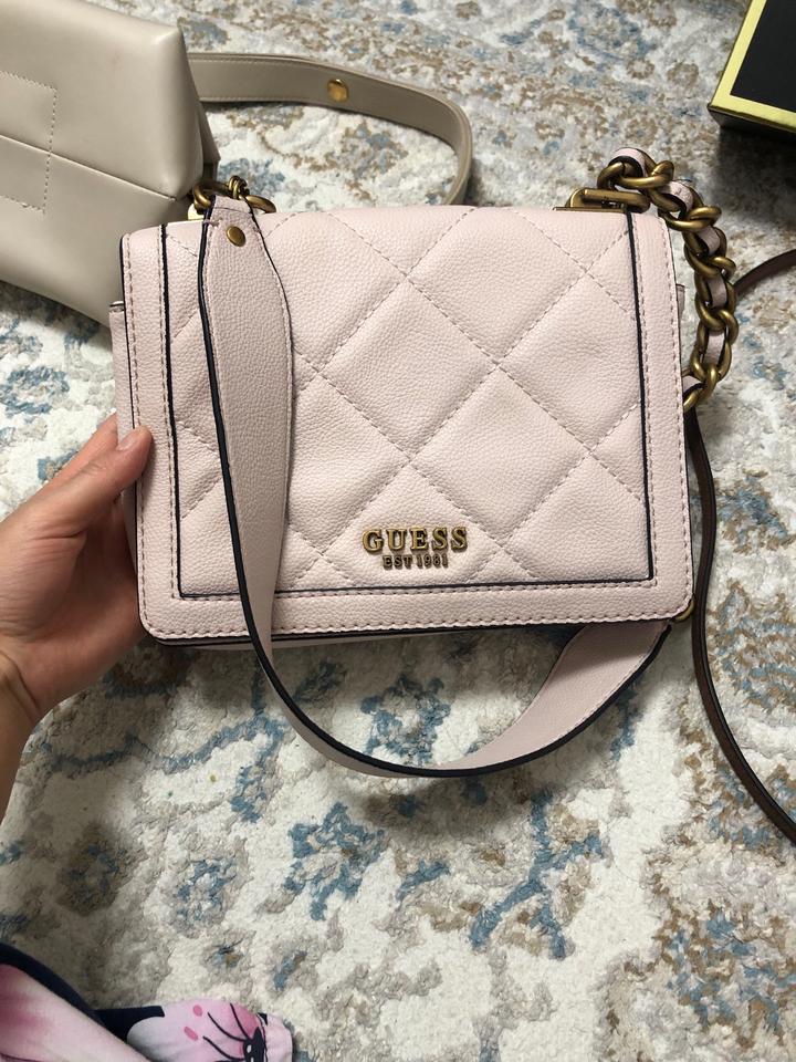 Сумочка от Бренда GUESS