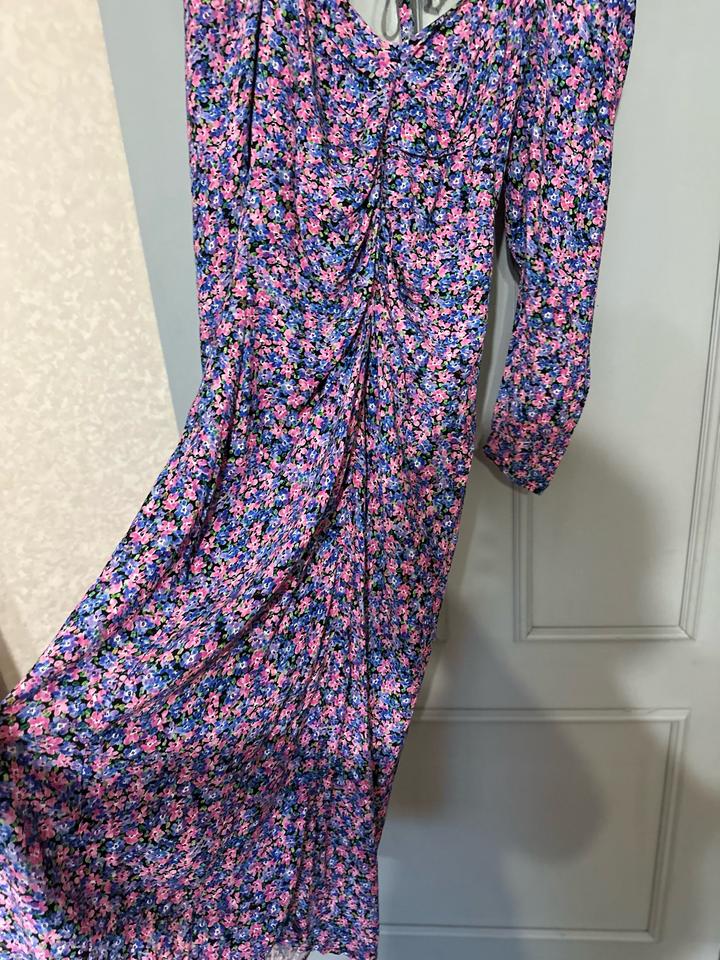 Платье Zara с цветочным принтом и открытой спиной