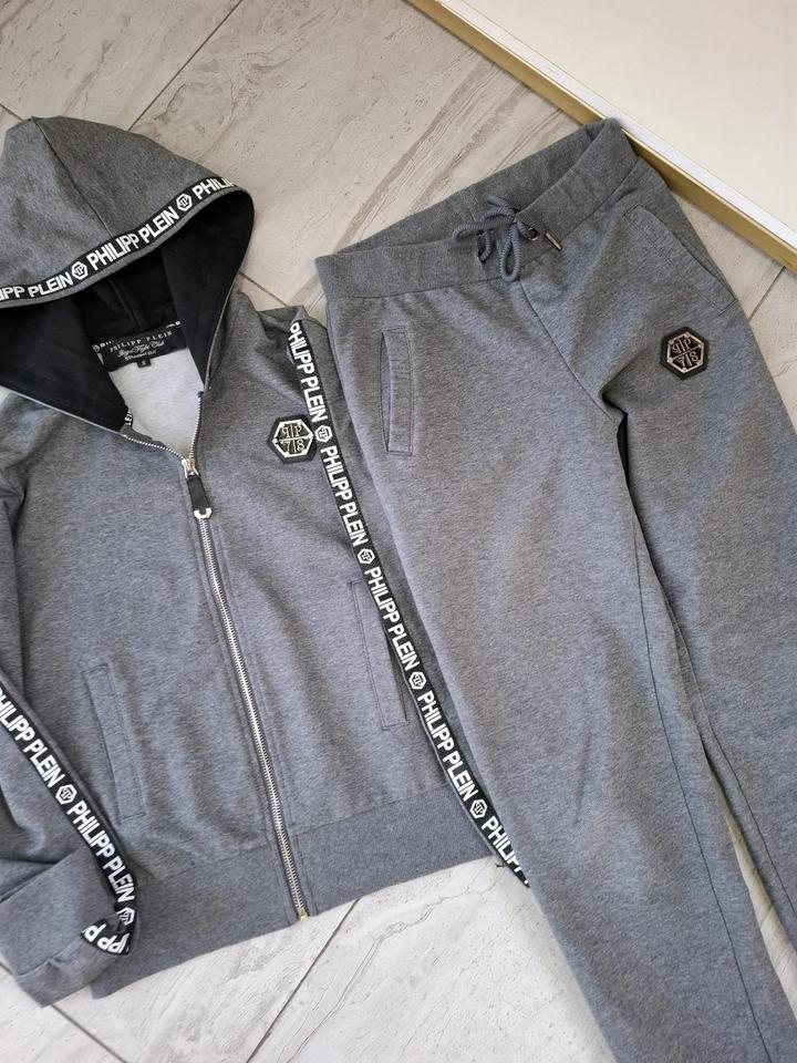 Продам спортивный костюм