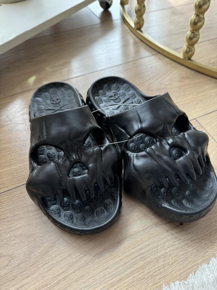 стильные черные шлепанцы