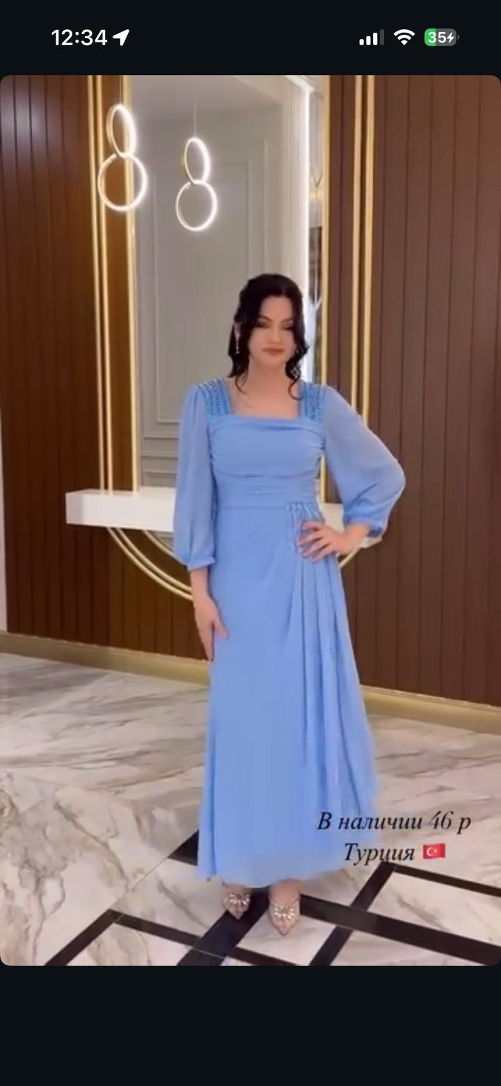 Голубое нарядное платье