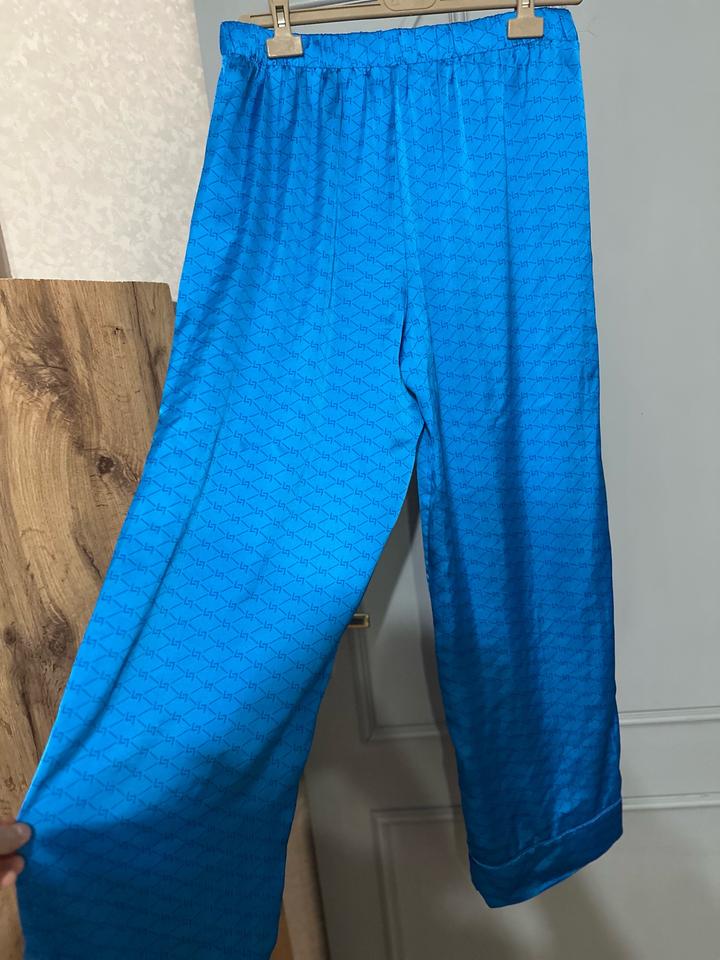 Брюки Primark в ярком голубом оттенке