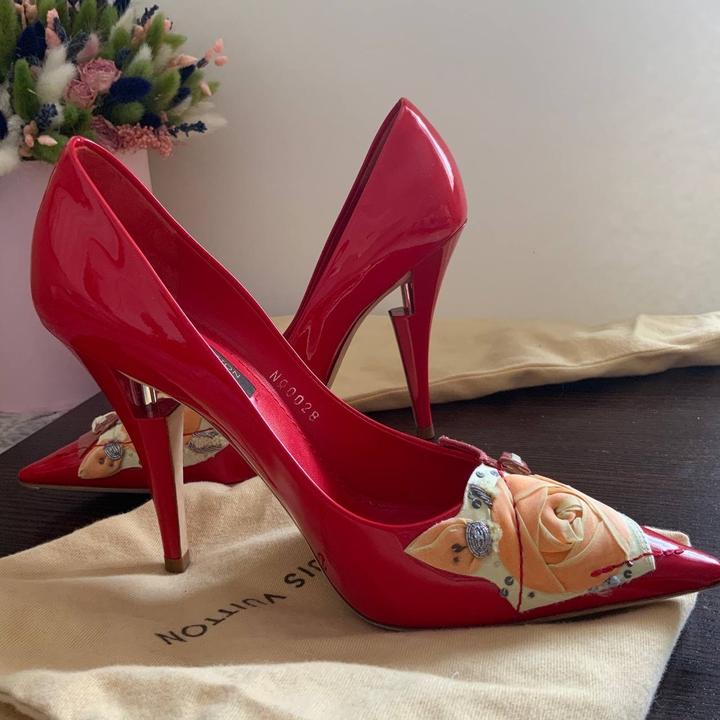 Красные лаковые туфли Louis Vuitton