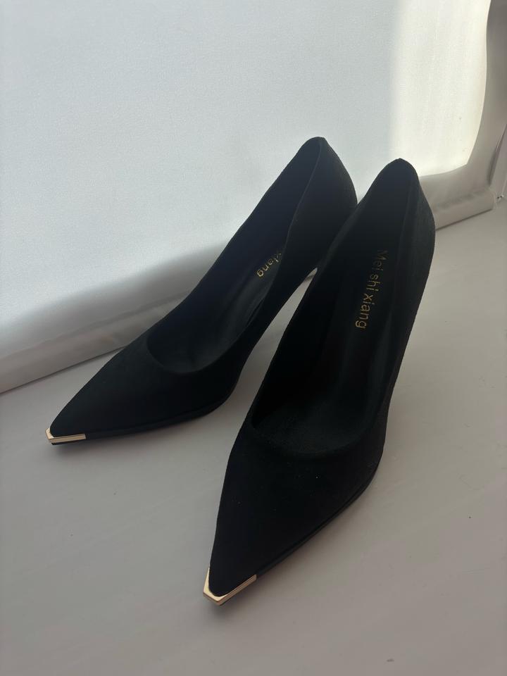 Черные каблуки