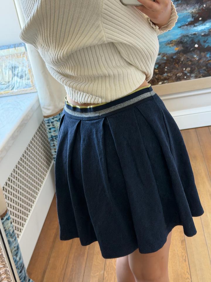 Базовая синяя юбка до колен