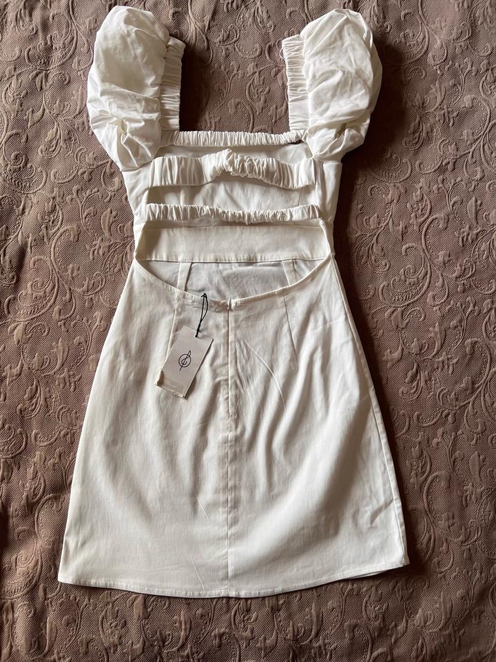 Белое мини платье Stradivarius
