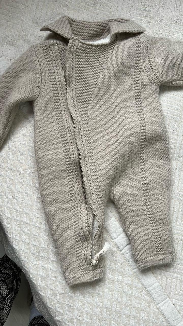 Теплая вязаная комбинезон