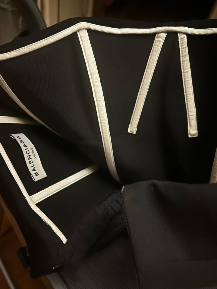 Черное платье Balenciaga