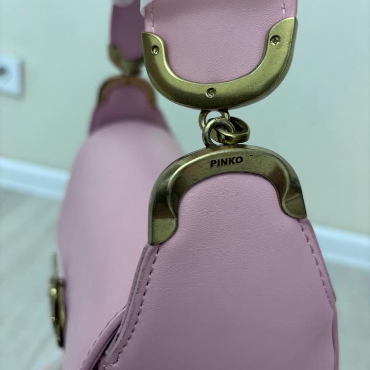 Розовая сумка Pinko с золотой фурнитурой