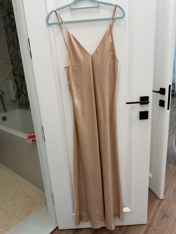 Бежевое платье с кейпом