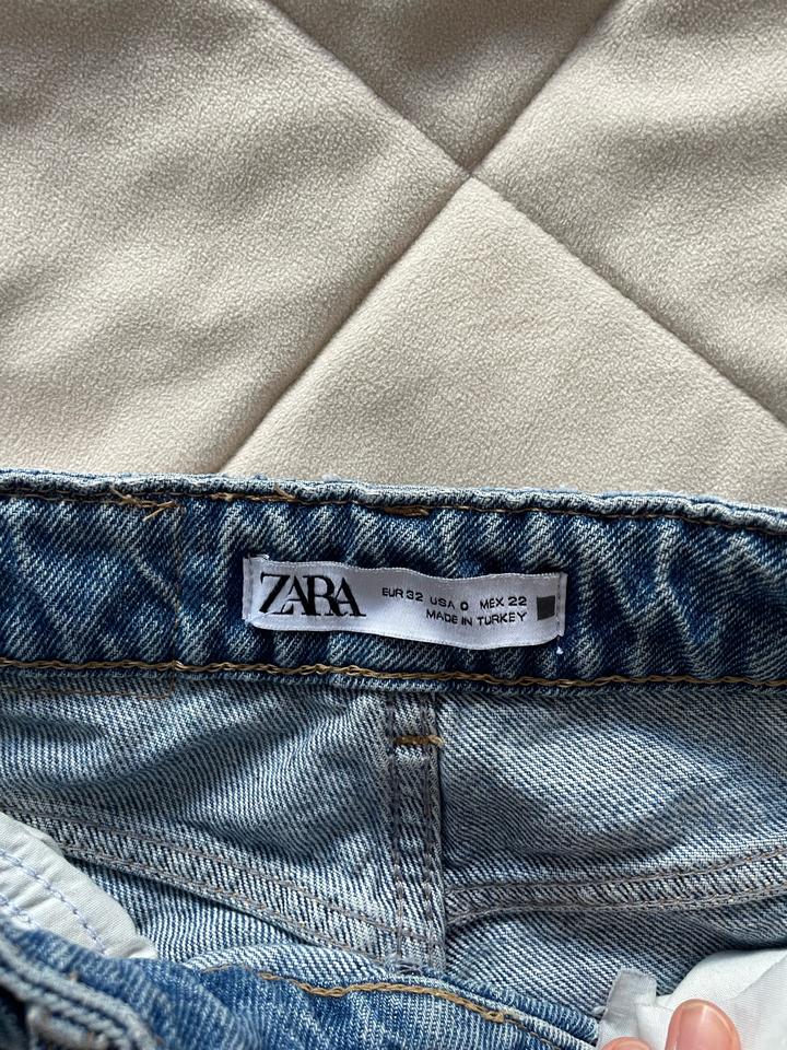 Голубые джинсы Zara