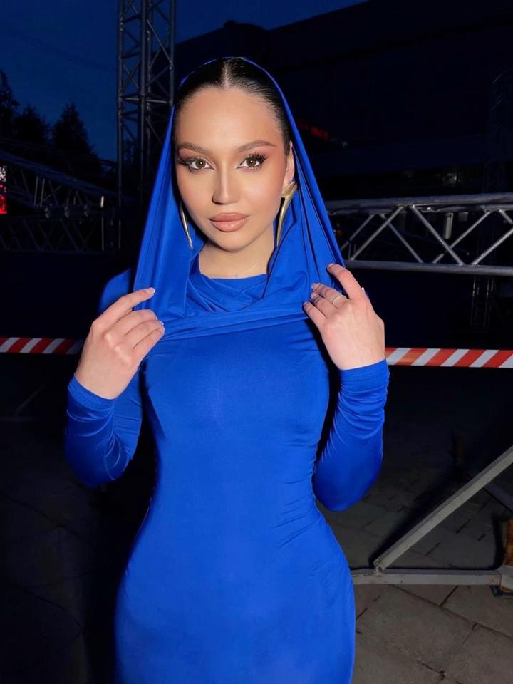 Платье с капюшоном