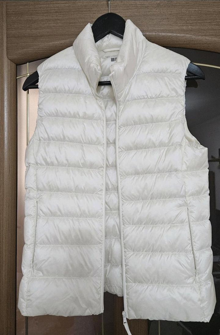 Белая жилетка Uniqlo