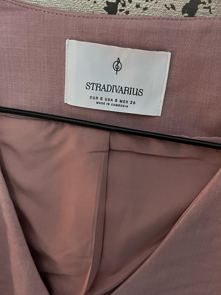 розовая жилетка STRADIVARIUS
