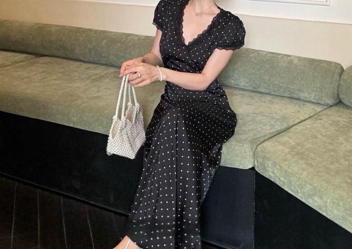 Вечернее чёрное платье в горошек с кружевом