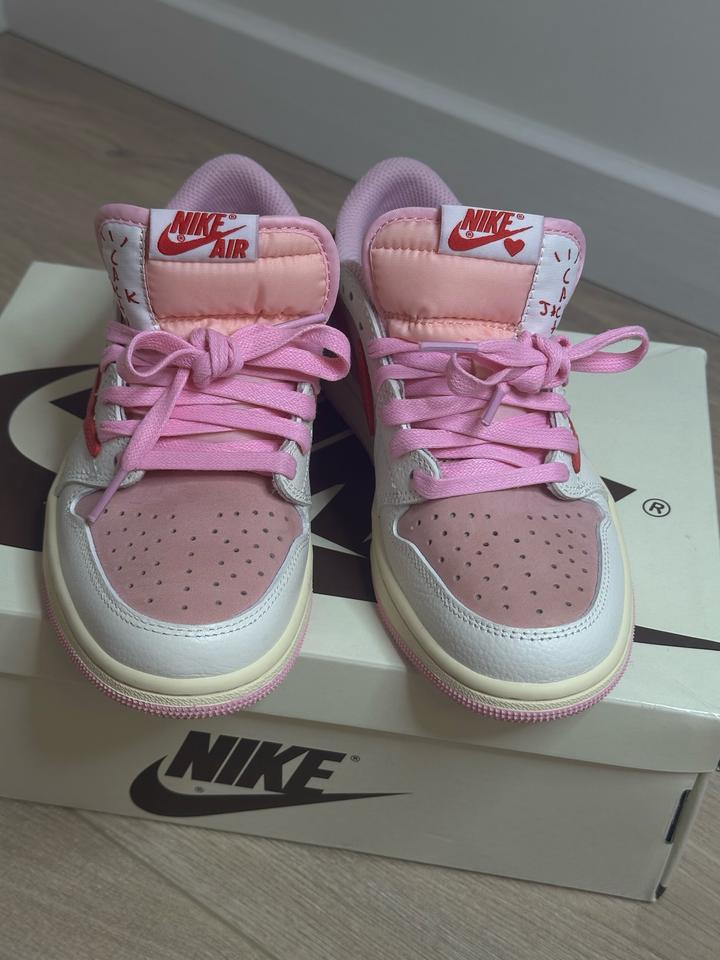 Кроссовки Travis Scott x Air Jordan 1 Low OG 'Shy Pink
