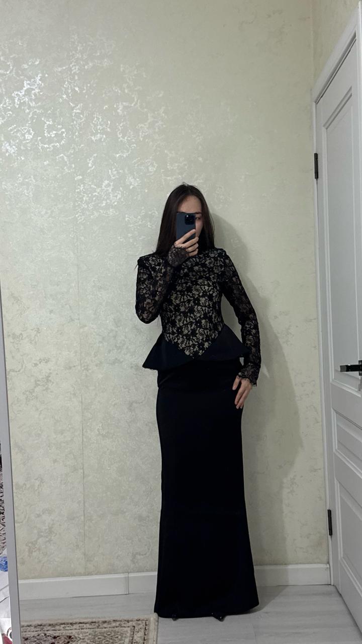 закрытое черное платье
