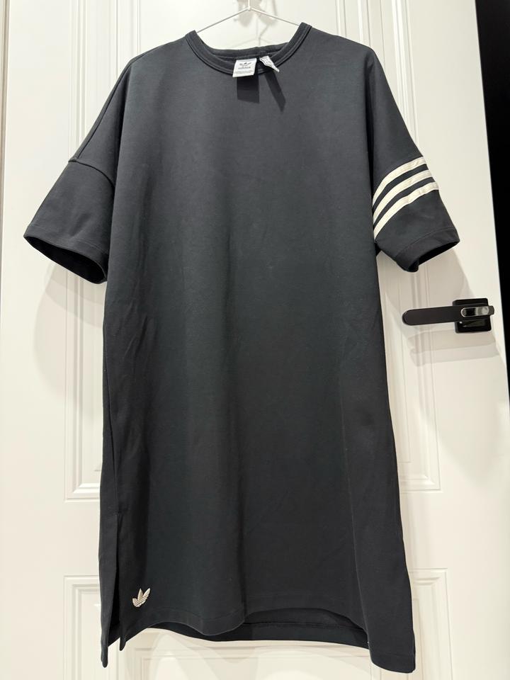 черное платье от бренда Adidas Originals.