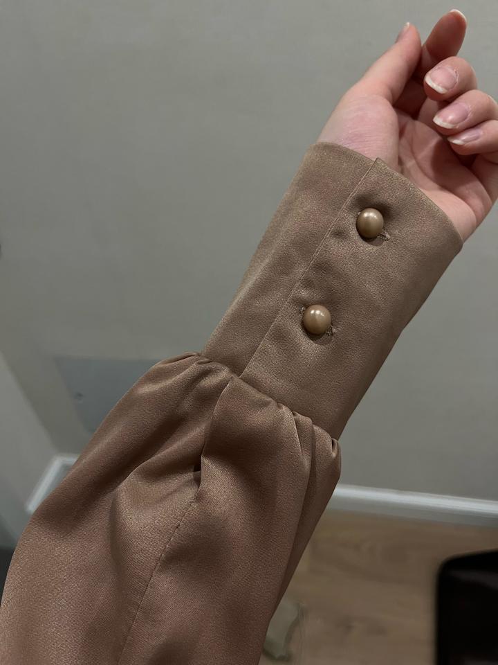 Атласная блузка коричневая