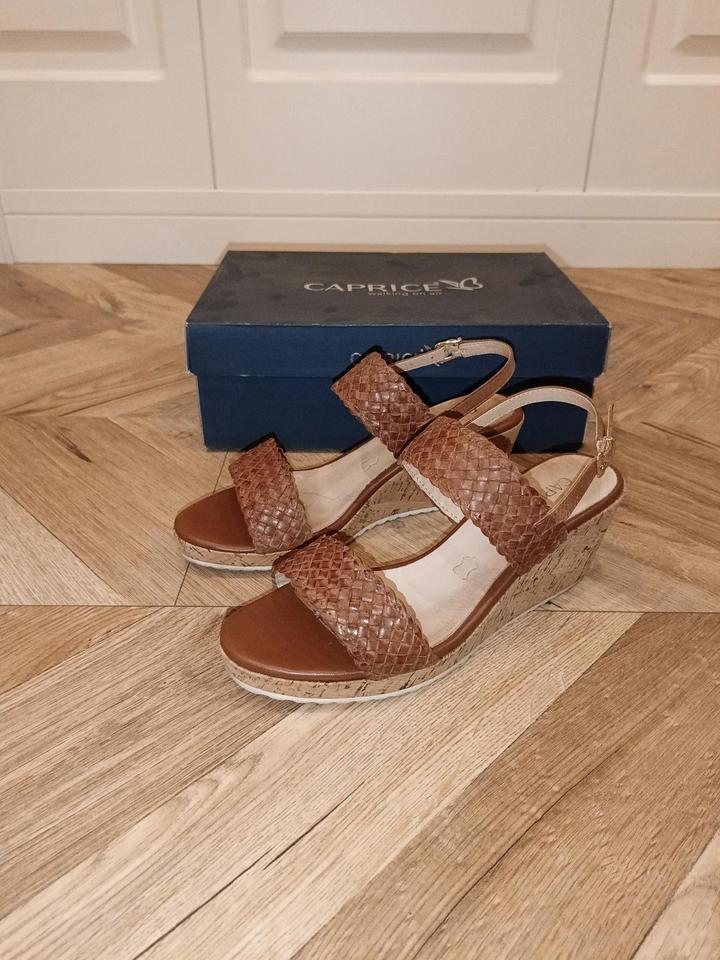 Босоножки кожаные на танкетке Caprice