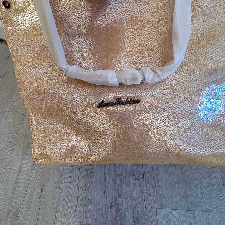 Сумка-шопер Anna Fashion желтого цвета выполнена из качественной лазерной кожи