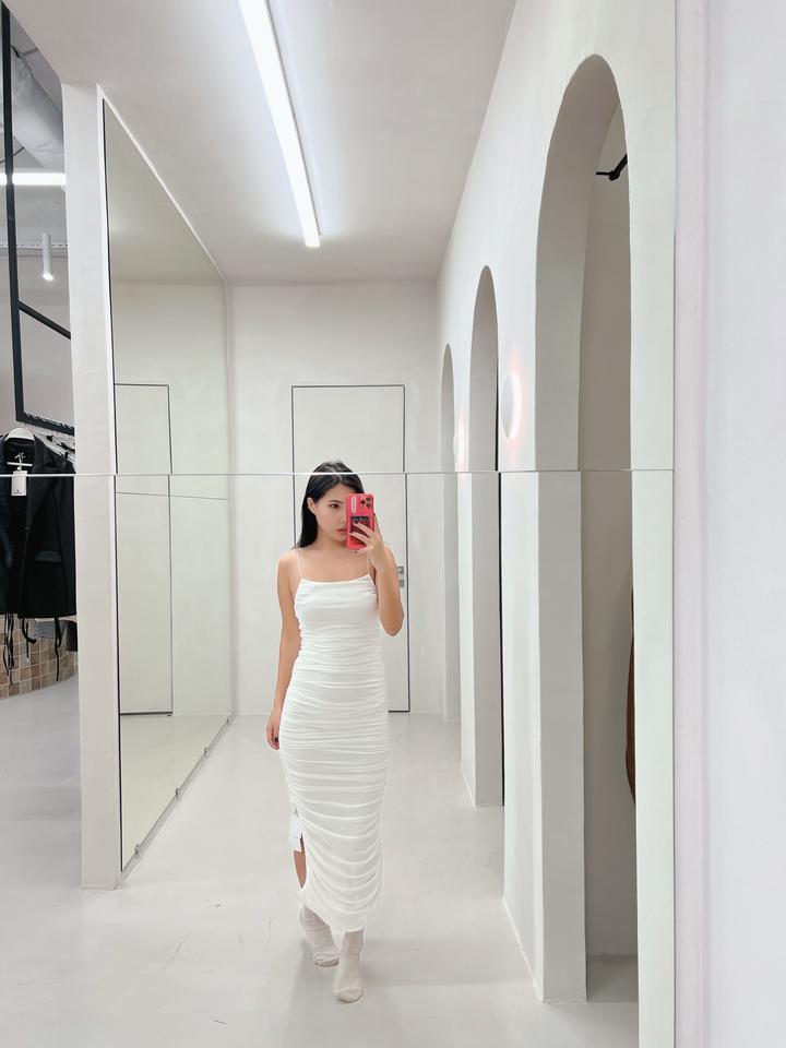 Белое обтягивающие платье