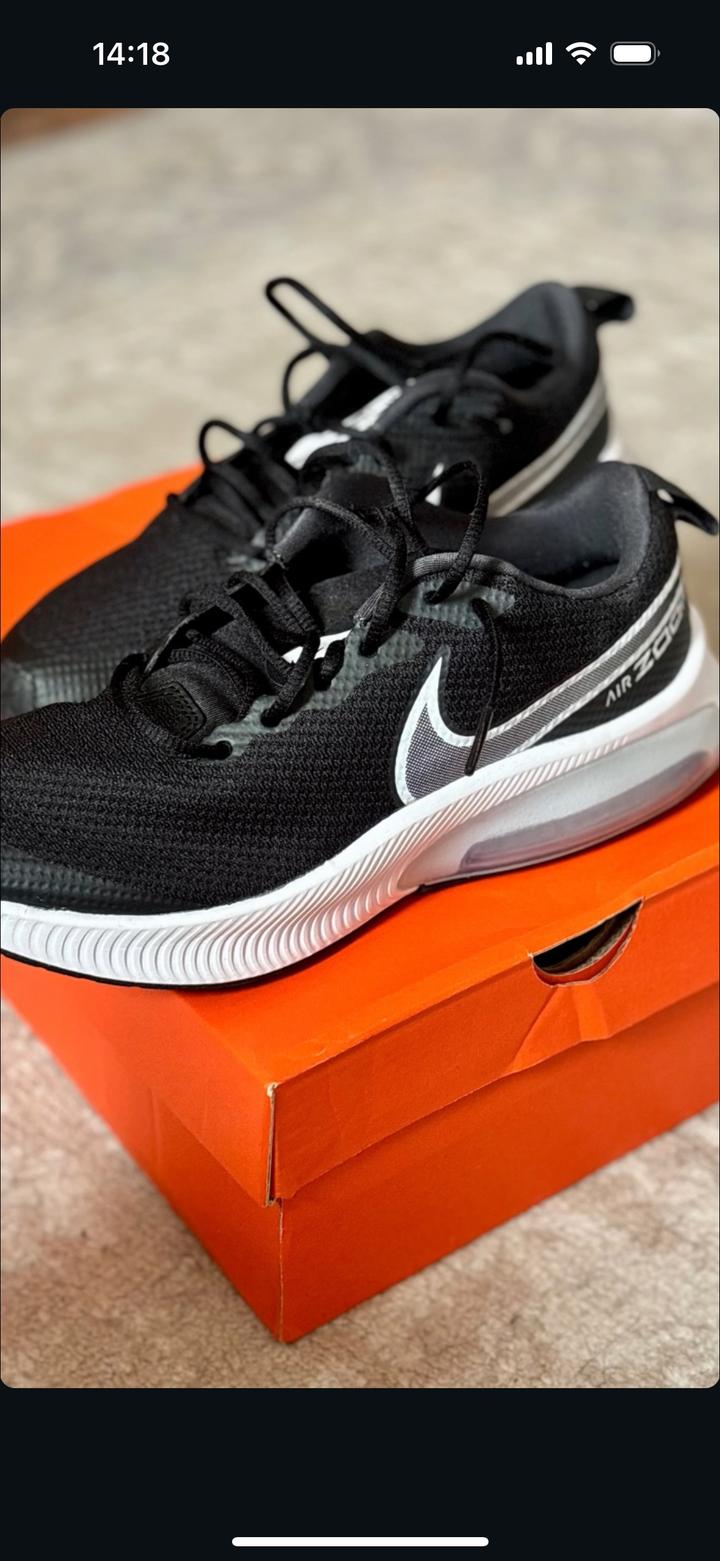 Продам оригинальные унисекс кроссовки Nike