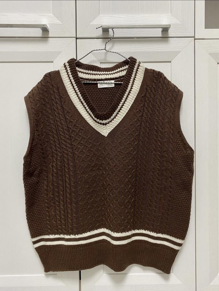 Вязаный жилет корейского бренда