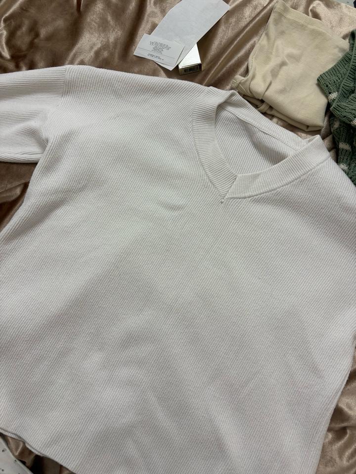 Белый свитер