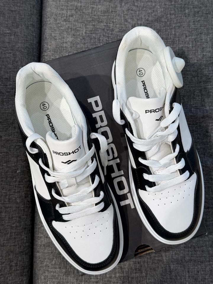 Женские кроссовки