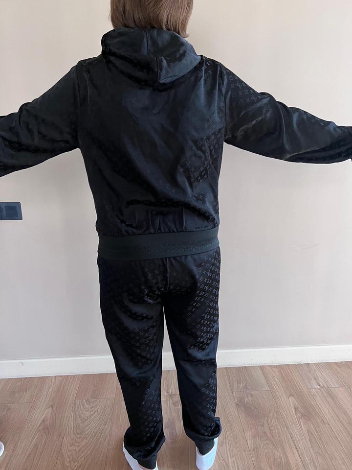 Продаю спорт костюм LV