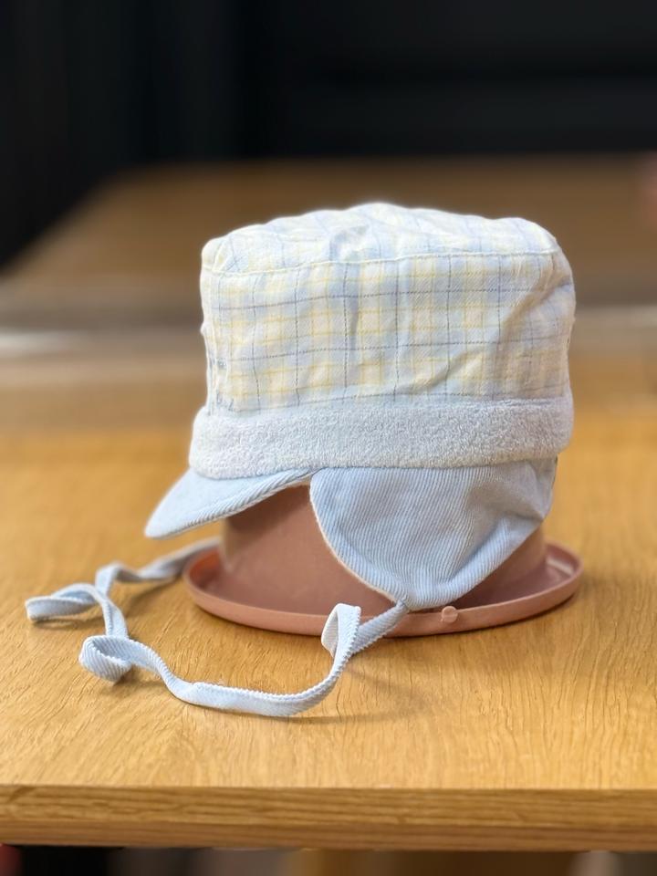 Теплая кепка для мальчика с козырьком и завязками на весну и осень