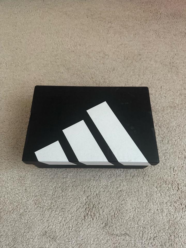 белые кроссовки Adidas