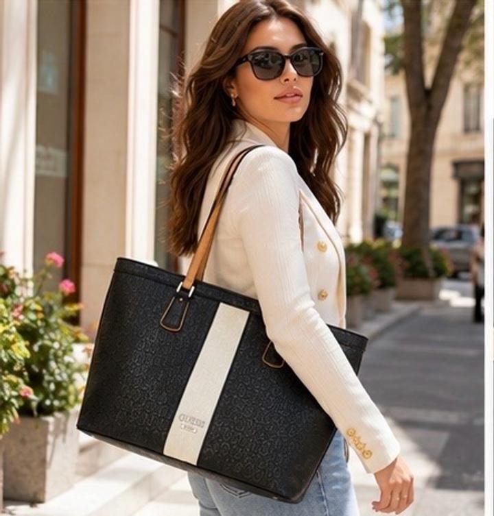 Оригинальная сумка GuessПокупалась в официальном магазине Guess в Мадриде