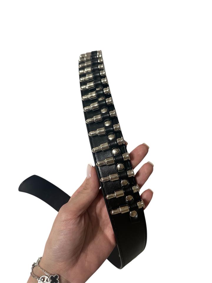 Ремень кожаный с металлическим декором в стиле rock luxury