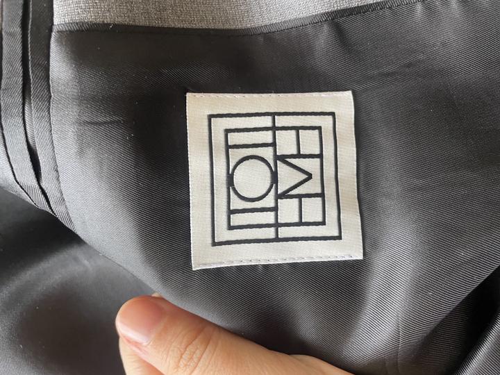 Серый пиджак от TOTEME