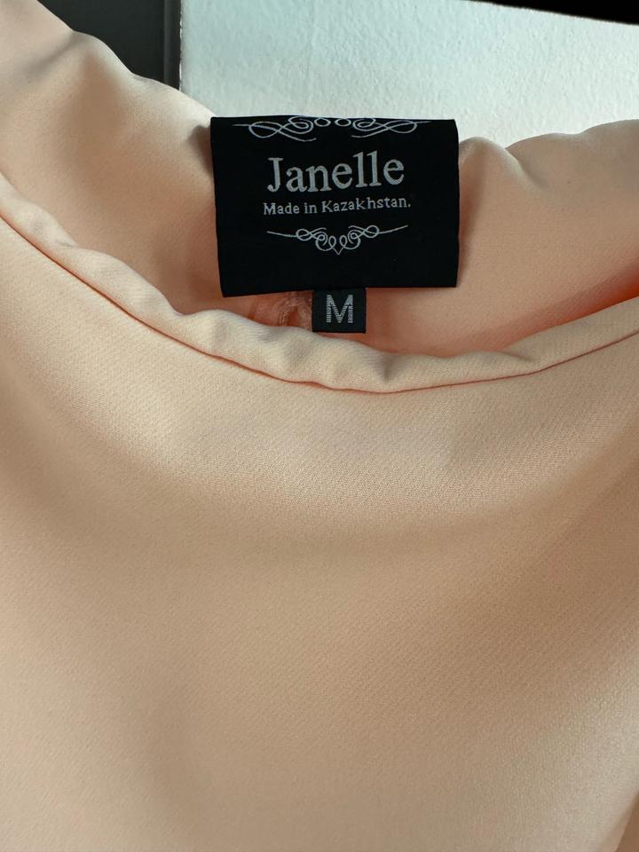 Персиковое нежное платье