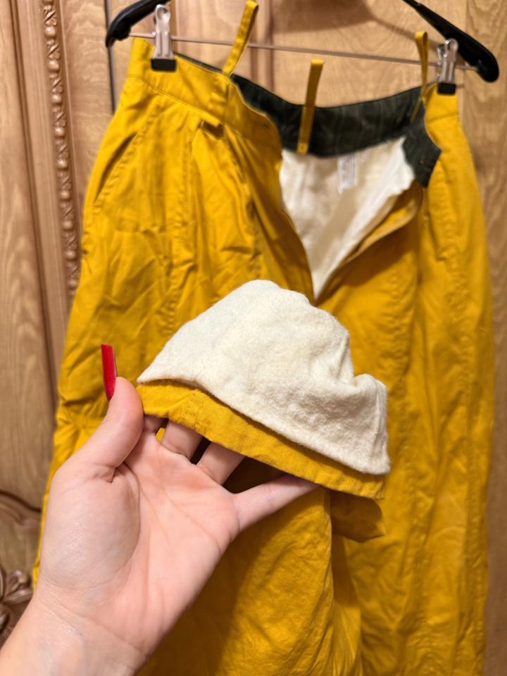 Утеплённые горчичные брюки oversized с необычным кроем S/M