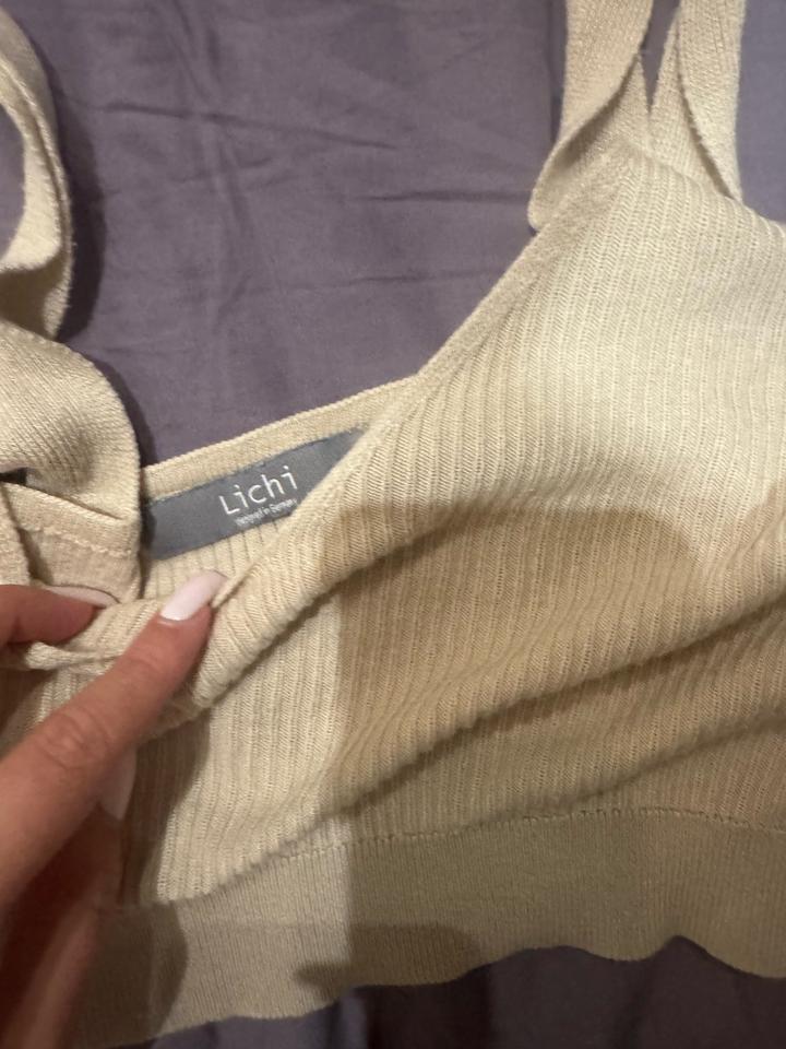 Топ пойдет на S тоже не оптягивает мягки ткань