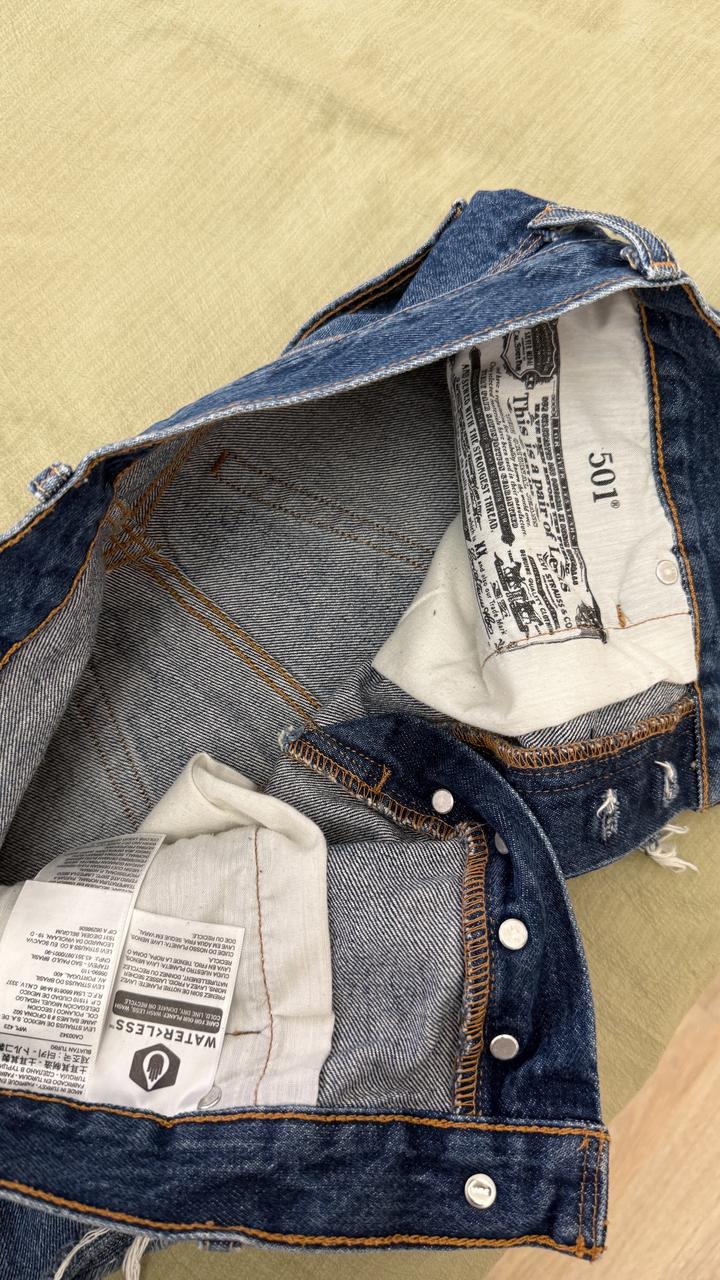 Синие джинсы Levi’s на пуговицах