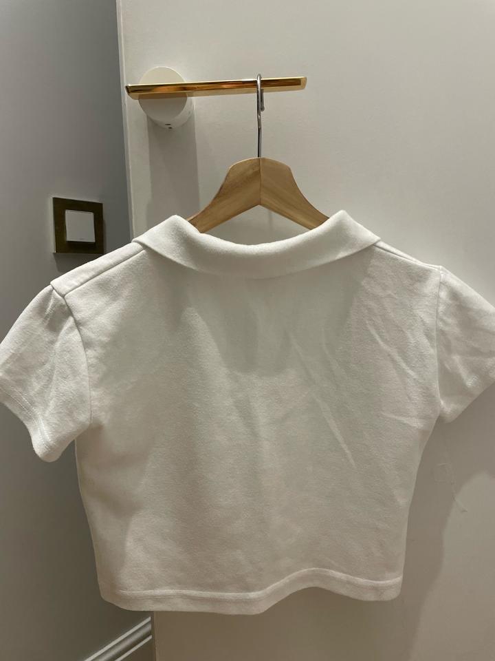 Поло белый с открытой талией идеально для школы