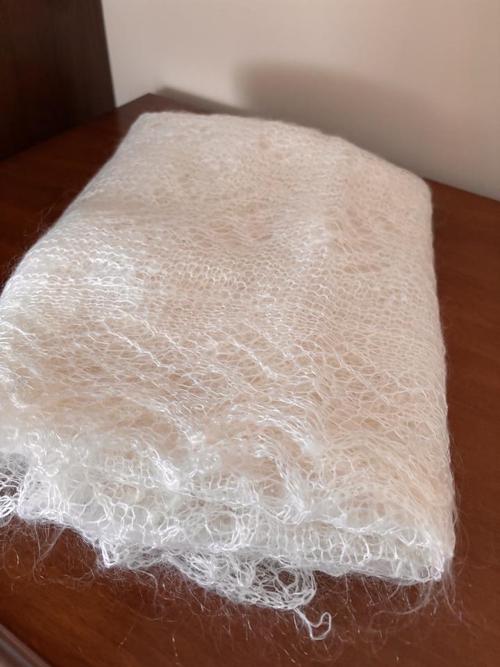 Пуховый, ажурный оренбургский платок