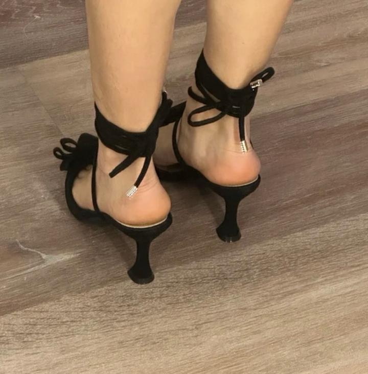 Замшевые босоножки на каблуках