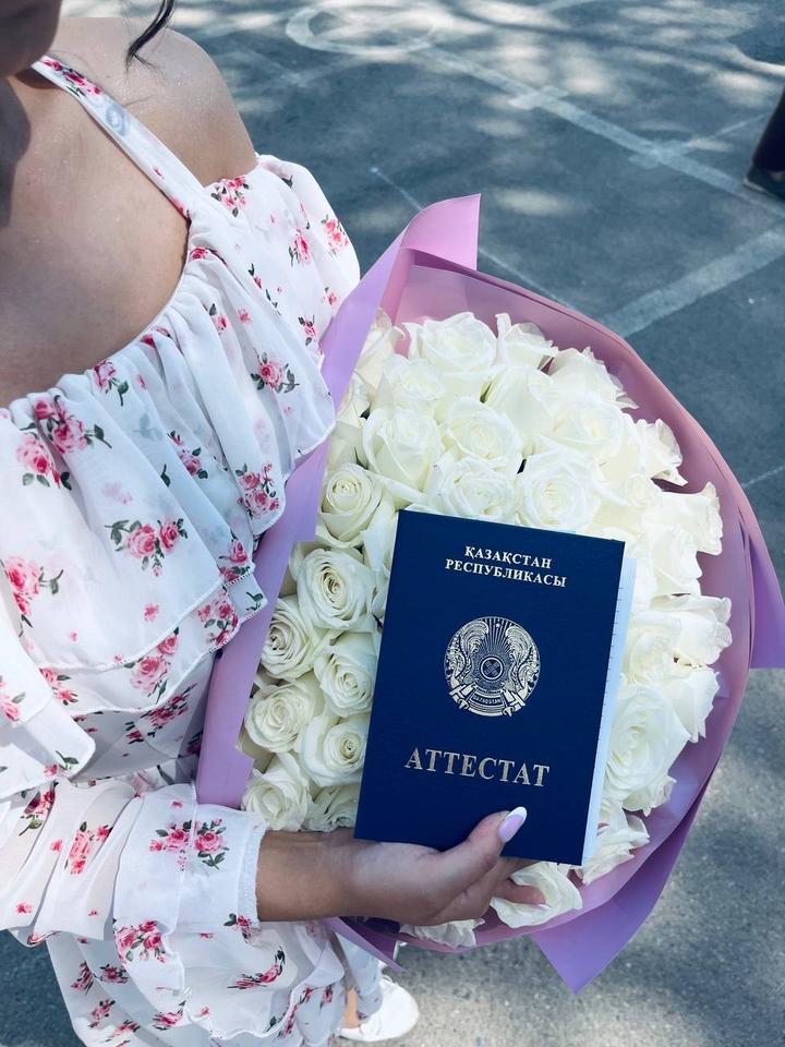 Белое цветочное платье