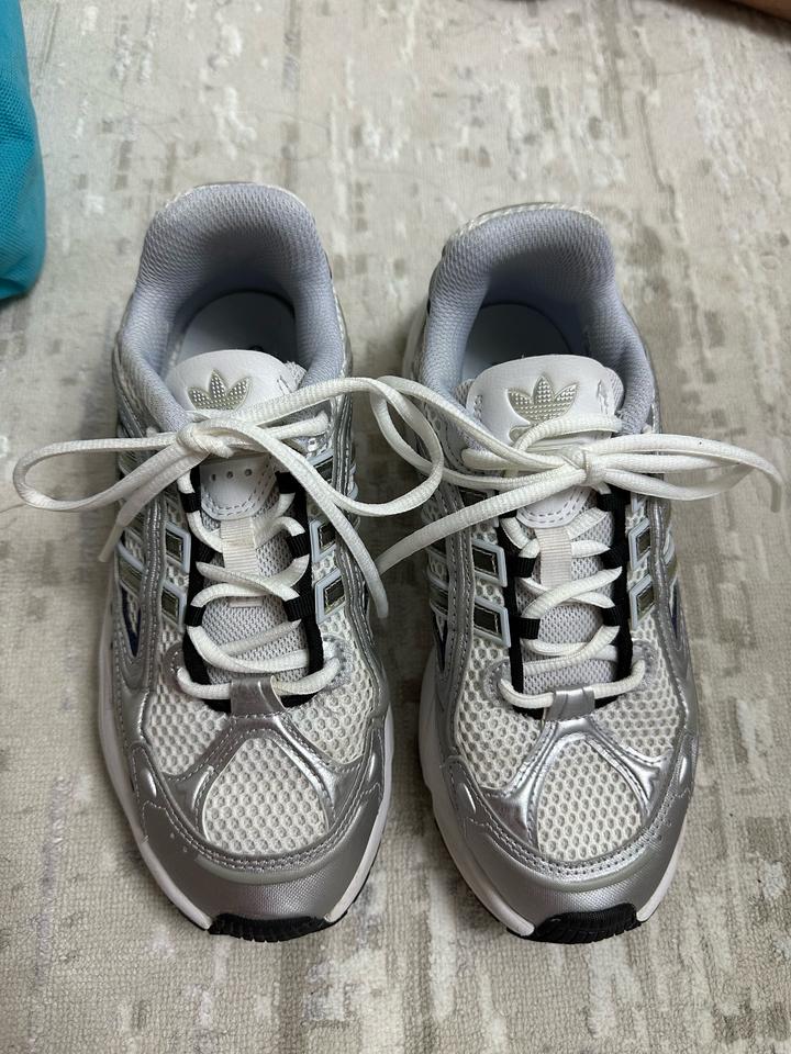 Адидас кроссовка