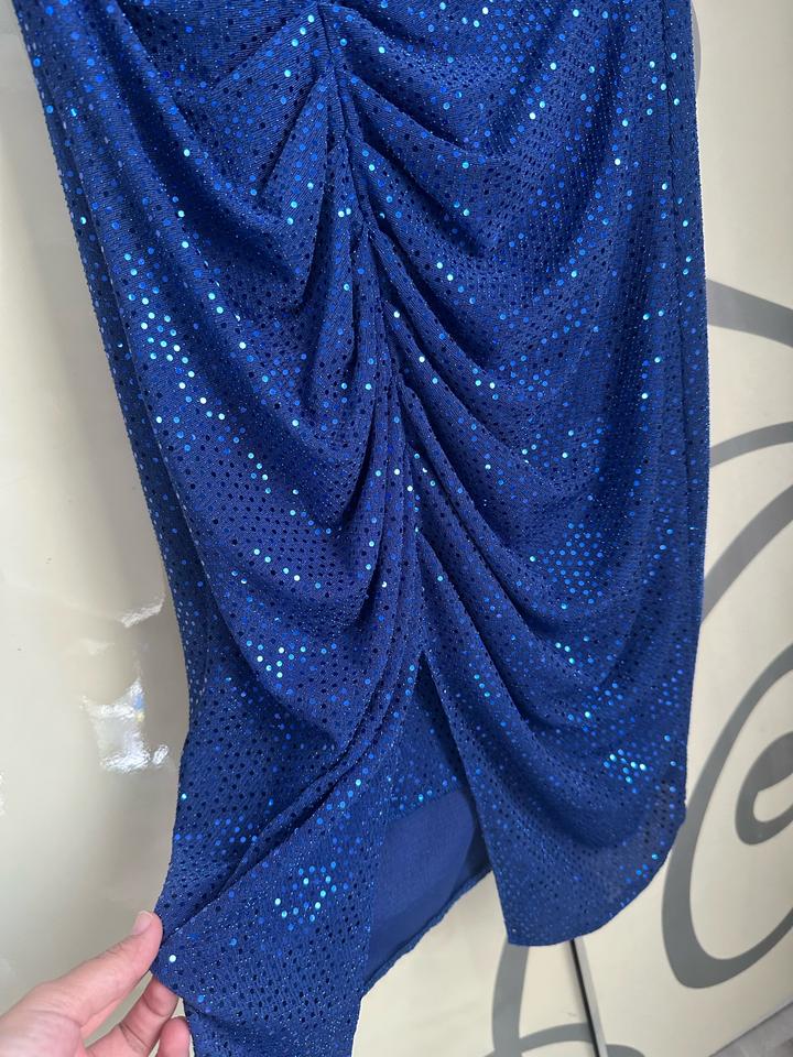 Продам эффектное вечернее платье в глубоком королевском синем цвете.