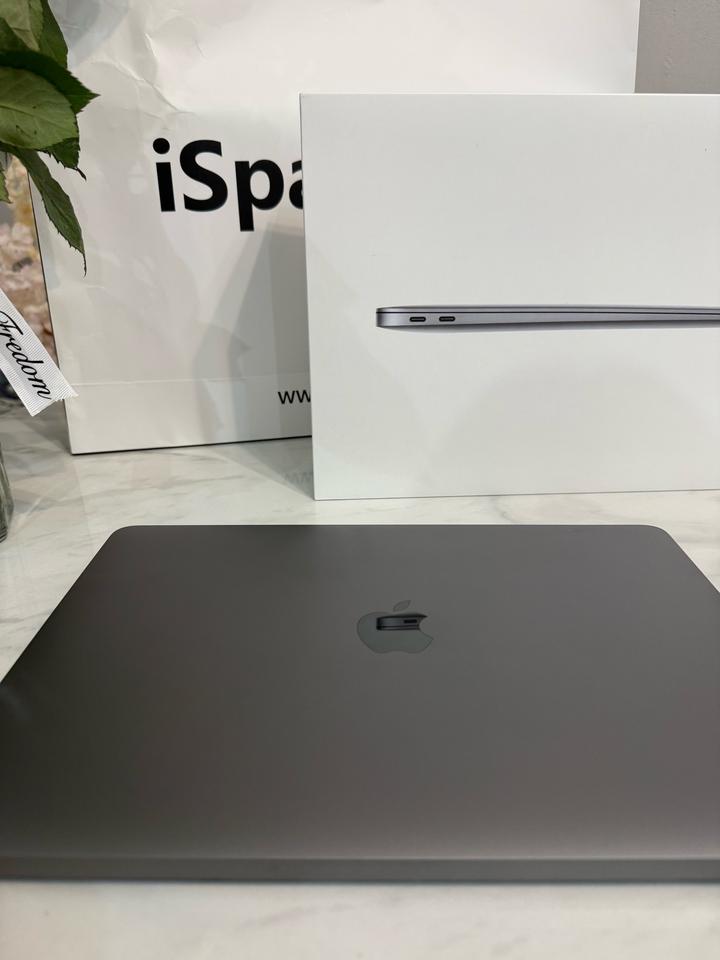 Продам MacBook Air 13” на чипе Apple M1.Память 8GB, SSD 256GB.