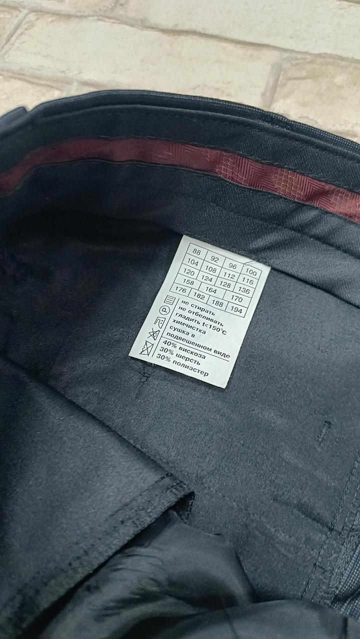 Мужской серый костюм в полоску